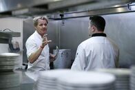 In Teufels Küche mit Gordon Ramsay – Das "Giuseppi's" ist ein Familienbetrieb, dem das Wasser bis zum Halse steht. Der Laden läuft nicht, die Einrichtung ist altbacken und dem Koch fehlt jegliche Leidenschaft für seinen Beruf. Kann Gordon Ramsay (l.) helfen?