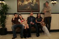 How I Met Your Mother – Verrückt: Marshall (Jason Segel, r.) und Lily (Alyson Hannigan, 2.v.r.) sind wieder zusammen und wollen heiraten. Um bei diesem Ereignis dabei zu sein, lassen Ted (Josh Radnor, l.), Robin (Cobie Smulders, 2.v.l.) und Barney (Neil Patrick Harris, M.) alles stehen und liegen und begleiten die beiden nach Atlantic City ...