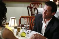 Desperate Housewives – Susan (Teri Hatcher, l.) wartet auf die Frage aller Fragen, doch wird Mike (James Denton, r.) diese stellen?