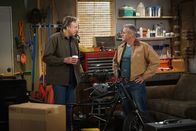 Man with a Plan – Als Adam (Matt LeBlanc, r.) eines Tages von seinem Bruder Don (Kevin Nealon, l.) ermutigt wird, seine Garage aufzuräumen und daraus ein Herrenzimmer zu machen, bekommt er Panik, da er glaubt, eines von Andis Lieblingsgegenständen verschenkt zu haben ...