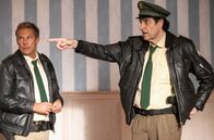 Hubert und Staller – Von links: Hubert (Christian Tramitz) und Staller (Helmfried von Lüttichau) versuchen, sich einen Überblick zu verschaffen.