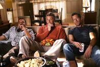 Desperate Housewives – Tom (Doug Savant, M.) trifft sich mit Carlos (Ricardo Antonio Chavira, l.) und Mike (James Denton, r.), um Football zu sehen. Mike nutzt die Gelegenheit und fragt die beiden, was für ein Mensch er vor seinem Unfall gewesen ist.
