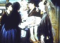 Unsere kleine Farm – Nels Oleson (Richard Bull, 2.v.r.) und Nellie (Allison Arngrim, r.) haben die kleine Schwester, Nancy (Allison Balson, M.) etwas gezähmt.