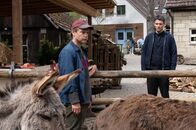 SOKO Stuttgart – Der stellvertretenden Leiter des Stuttgarter Jugendamts wurde erschlagen, und ein Hof, auf dem straffällige Jugendliche resozialisiert werden, rückt in den Fokus der Ermittlungen. Kommissar Rico Sander (Benjamin Strecker, r.) befragt dazu Michael Kramer (Marek Harloff, l.), der sich um Garten und Tiere der sozialen Einrichtung kümmert.