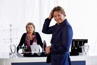 Um Himmels Willen – Salm (Thomas Heinze) bereitet Marianne Laban (Andrea Wildner) für ihre Probeaufnahmen vor.