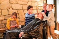 Single Parents – (v.l.n.r.) Sophie Cooper (Marlow Barkley); Graham D'Amato (Tyler Wladis); Tony (Patrick Birkett); Amy Fogerty (Ella Allan); Emma Fogerty (Mia Allan)