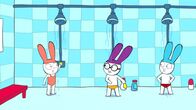Simon – In freudiger Erwartung bereiten sich Lou (l.), Ferdinand (M.) und Simon (r.) mit einer Dusche auf den Tag im Schwimmbad vor.