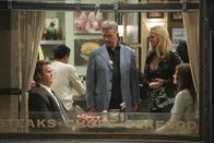 How I Met Your Mother – Ted, Marshall und Lily wollen Barney (Neil Patrick Harris, l.) und Robin (Cobie Smulders, r.) auseinanderbringen, da sie sich ununterbrochen streiten, und hoffen dabei auf die Hilfe von Alan Thicke (Alan Thicke, 2.v.l.) und Meg (April Bowlby, 2.v.r.) ...
