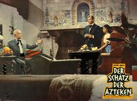 Der Schatz der Azteken – 3. Der Hazienda-Verwalter Don Pedro Arbellez (Hans Nielsen, li.) hat wichtige Informationen für Dr. Karl Sternau (Lex Barker, Mi.).