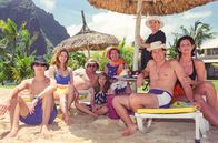 O Palmenbaum – L-R: Gregor (Thomas Beyrhofer), Kati (Martina Gedeck), Joe (Erwin Steinhauer), Sissi (Mariella Hahn), Omama (Inge Konradi), Lilibet (Johanna von Koczian), Jonas (Gregor Bloéb), Luiserl (Mona Seefried).