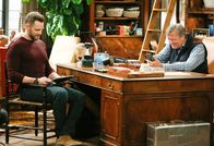 The Great Indoors – Jack Gordon (Joel McHale, l.); Roland (Stephen Fry, r.)