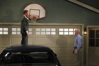 How I Met Your Mother – Barney (Neil Patrick Harris, r.) trifft tatsächlich seinen leiblichen Vater (John Lithgow, r.) und ist überrascht darüber, wie sich sein Leben entwickelt hat. Denn er fristet ein mehr als langweiliges Dasein, was Barney sichtlich enttäuscht. Er denkt sich eine Geschichte aus, um seine Freunde zu beeindrucken ...