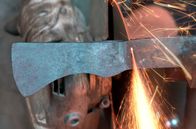 Handwerkskunst! – Der geformte Stahl-Rohling für die Axt wird abgesägt.; SWR HANDWERKSKUNST!, "Wie man eine Axt schmiedet" Uhr im SWR. Der geformte Stahl-Rohling für die Axt wird abgesägt.