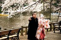 Kirschblüten - Hanami – Die Butho-Tänzerin Yu (Aya Irizuki) zeigt Rudi (Elmar Wepper) den Weg mit seiner Frau auch über den Tod hinaus zu kommunizieren.