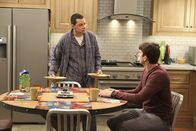 Two and a Half Men – Walden (Ashton Kutcher, r.) tritt einer Männergruppe von Vätern mit Pflegekindern bei, während er die Zeit ohne Alan (Jon Cryer, l.), durchaus zu genießen weiß ...