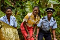 Death in Paradise – Darlene Curtis (Ginny Holder, l.), Naomi Thomas (Shantol Jackson, M.) und Officer Marlon Pryce (Tahj Miles, r.) haben einen schlimmen Verdacht und nähern sich im Garten der Kommune, der festzunehmenden Person.