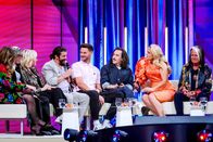 Wir sind Song Contest – v.li.: Zoë Straub, Thomas Forstner, Elisabeth Engstler, Otto Jaus, Paul Pizzera, Folkshilfe, Barbara Schöneberger, Waterloo.