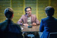 SOKO Linz – Hatte der zurückhaltende Leon Tannfeld (Stefano Bernardin, M.) eine Affäre mit der getöteten Hauslehrerin? Joe (Katharina Stemberger, r.) und Ben (Daniel Gawlowski, l.) gehen genau dieser Frage auf den Grund.