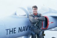 Hot Shots! Die Mutter aller Filme – Psychopath in Uniform: Der Army-Pilot Topper Harley (Charlie Sheen) kämpft mit schweren Schuldkomplexen. Die idealen Voraussetzungen, um im Chaos-Schwadron 'Wiesel' mitzuwirken ...