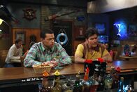 Two and a Half Men – Alan (Jon Cryer, l.) versucht Charlie (Charlie Sheen, r.) nach der Trennung von Chelsea wieder unter Menschen zu bringen - doch wird er den erwünschten Erfolg haben?