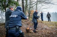 Sturm der Liebe – Christoph (Dieter Bach, M.) wird wegen des Mordes an Tom verhaftet.