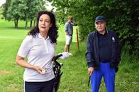 Um Himmels Willen – Die Immobilienmaklerin Jenny Winter (Barbara Wussow, l.) versucht sich beim Golfen wieder bei Wöller (Fritz Wepper, r.) einzuschmeicheln. Im HG Wöllers Referent Alex Rauscher (Jakob Geßner),