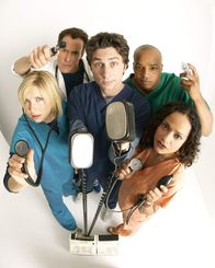 Scrubs - Die Anfänger – v.l.: Elliot Reid (Sarah Chalke), Dr. Perry Cox (John C. McGinley), J. D. (Zach Braff), Turk (Donald Faison), Carla Espinosa (Judy Reyes)