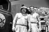 Lohn der Angst – Ob das gut geht? Luigi (Folco Lulli, li.) und Mario (Yves Montand, re.) beobachten gespannt, wie Bimba einen Felsbrocken sprengt.