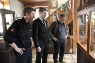 Friesland – Henk Cassens (Maxim Mehmet, l.), Wolfgang Habedank (Holger Stockhaus, M.) und Kommissar Jan Brockhorst (Felix Vörtler, r.) bemerken im Walfängerheim das Fehlen einer historischen Harpune.