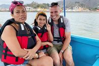 Hin und weg – Angie, Carlita und Tom Friedli auf Bootsfahrt in Ecuador