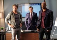 Lethal Weapon – Da Riggs (Clayne Crawford, l.) und Murtaugh (Damon Wayans, r.) bei ihren ersten gemeinsamen Einsätzen erhebliche Schäden und somit nicht unbeträchtliche Kosten für die Stadt verursacht haben, beauftragt sie Captain Avery (Kevin Rahm, M.) nur noch mit harmlosen Ermittlungen. Doch wird das gutgehen?