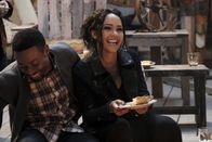 MacGyver – Kommen sich Bozer (Justin Hires, l.) und Riley (Tristin Mays, r.) endlich näher?