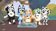 Bluey – Bluey (2.v.l.) und Bingo (m.)