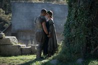 Der Herr der Ringe: Die Ringe der Macht – Bronwyn (Nazanin Boniadi, r.) und Arondir (Ismael Cruz Córdova, l.) wollen sich Adar nicht unterwerfen.