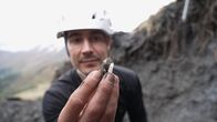 Einstein – Einstein Bergkristalle: Gefährliche Schatzsuche in den Alpen Tobias Müller hält einen Bergkristall in der Hand. Copyright: SRF