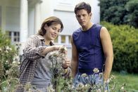 Problemzone Mann – Auf wundersame Weise nähern sich Vic (Steffen Groth, r.) und Cleo (Elena Uhlig, l.) an und stellen fest, dass sie sogar die eine oder andere Gemeinsamkeit haben ...