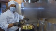 Legendäre Zugabenteuer – Für den Koch Kaila Thiyagahad ist die Arbeit im fahrenden Zug eine stete Herausforderung.