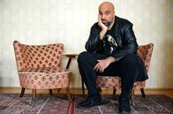 Team Abdel – Ab 15. November startet die gesellschaftspolitische Comedyshow „Team Abdel“, die die Zuschauer:innen herausfordert, einen Perspektivwechsel auf die eigene Gesellschaft vorzunehmen. In „Team Abdel“ schaut Comedian Abdelkarim aus unterschiedlichen Perspektiven auf das Land, in dem er geboren wurde und wirft einen satirischen Blick auf aktuelle Themen. Unterstützt wird er dabei von seinem Team aus Comediennes und Comedians, die – wie er selbst – alle wegen ihrer internationalen Biographien das Leben in Deutschland aus einem anderen Blickwinkel betrachten.