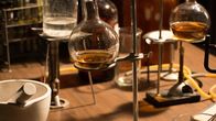 Deep Time History – Etwa in der Mitte des 20. Jahrhunderts entschlüsseln Chemiker Zusammenhänge von Substanzen und treiben so die Industrialisierung entscheidend voran.