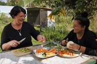 Zu Tisch ... – Biba (li.) und Gorana (re.) kochen Begova corba, einen Eintopf aus Gemüse und Fleisch.