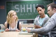 Community – Community Staffel 1 Folge 17 Verkupplungsversuch: Gillian Jacobs als Britta Perry, Danny Pudi als Abed Nadir, Joel McHale als Jeff Winger Copyright: SRF/2009, 2010 Sony Pictures Television Inc.