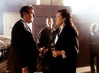 Diagnose: Mord – Mannix (Mike Connors, l.) wird am Tatort von der Reporterin Tina Reynolds (Susan Lee Hoffman, r.) zu einem Mord befragt ...
