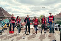 The Outlaws – Die wild zusammengewürfelte Gang, bestehend aus dem konservativen Geschäftsmann John (Darren Boyd, l.), der smarten Teenagerin Rani (Rhianne Barreto, 2.v.l.), dem Scheck-Betrüger Frank (Christopher Walken, 3.v.l.), der radikalen Aktivistin Myrna (Clare Perkins, 3.v.r.), dem jungen Gang-Aussteiger Christian (Gamba Cole, 2.v.r.) und dem Anwalt mit nicht so reiner Weste, Greg (Stephen Merchant, r.), sorgt eher für Chaos, als für Ordnung.