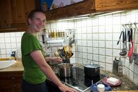 Heimatküche – Zum Auftakt der neuen Staffel geht es in den Süden Deutschlands. In Utting am Ammersee treffen die Landfrauen auf Franziska Eigner. Als Eröffnungsmenü gibt es frisch geräucherte Ammersee-Renke auf gebackenem Brot, zweierlei Burger von der Ziege und Kaiserschmarrn mit Ziegenmilcheis und roter Grütze.
