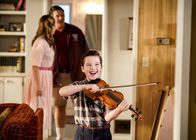 Young Sheldon – (v.li.) Zoe Perry (Mary Cooper), Lance Barber (George Cooper Sr.), Iain Armitage (Sheldon Cooper).