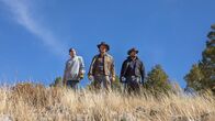 Yellowstone – Jimmy Hurdstrom (Jefferson White, l.), Kayce Dutton (Luke Grimes, m.) und Rip Wheeler (Cole Hauser, r.)