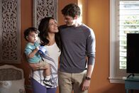 Jane the Virgin – Auch als es mit der Miete Probleme gibt, zeigen Jane (Gina Rodriguez, l.) und Michael (Brett Dier, r.) was sie für ein tolles Paar sind und halten zusammen. Werden sie das Geld rechtzeitig zusammen bekommen?