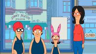 Bob's Burgers – Während Linda (r.) im Fernsehen einen vorgeburtlichen Yoga-Kurs vorführt und das, obwohl sie seit neun Jahren nicht schwanger war, versuchen Louise (2.v.r.), Gene (2.v.l.) und Tina (l.) in der Schule Synchronschwimmen statt Gymnastik machen zu dürfen, da sie dann angeblich motivierter wären ...