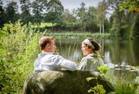 Sturm der Liebe – Fanny (Johanna Graen, r.) macht Vincent (Martin Walde, l.) widerwillig Hoffnung.