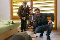 Die Rosenheim-Cops – Pathologe Kratzer (Michael Baral, r.) vertritt die Kollegin Mai am Tatort und bespricht seinen Befund mit den Kommissaren Stadler (Dieter Fischer, l.) und Hansen (Igor Jeftic, M.).